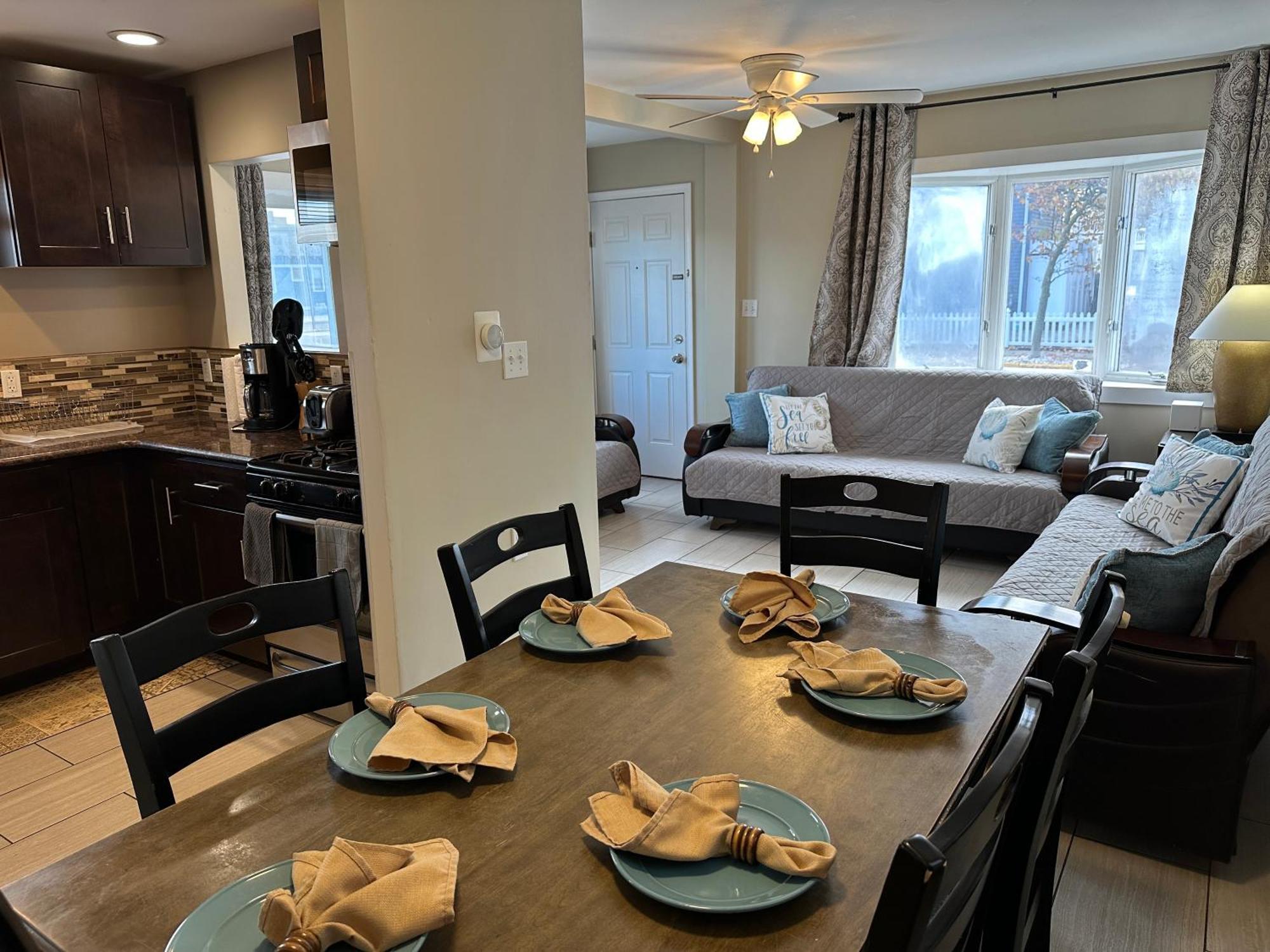 Newly Renovated 2 Bedroom House シーサイド・ハイツ エクステリア 写真