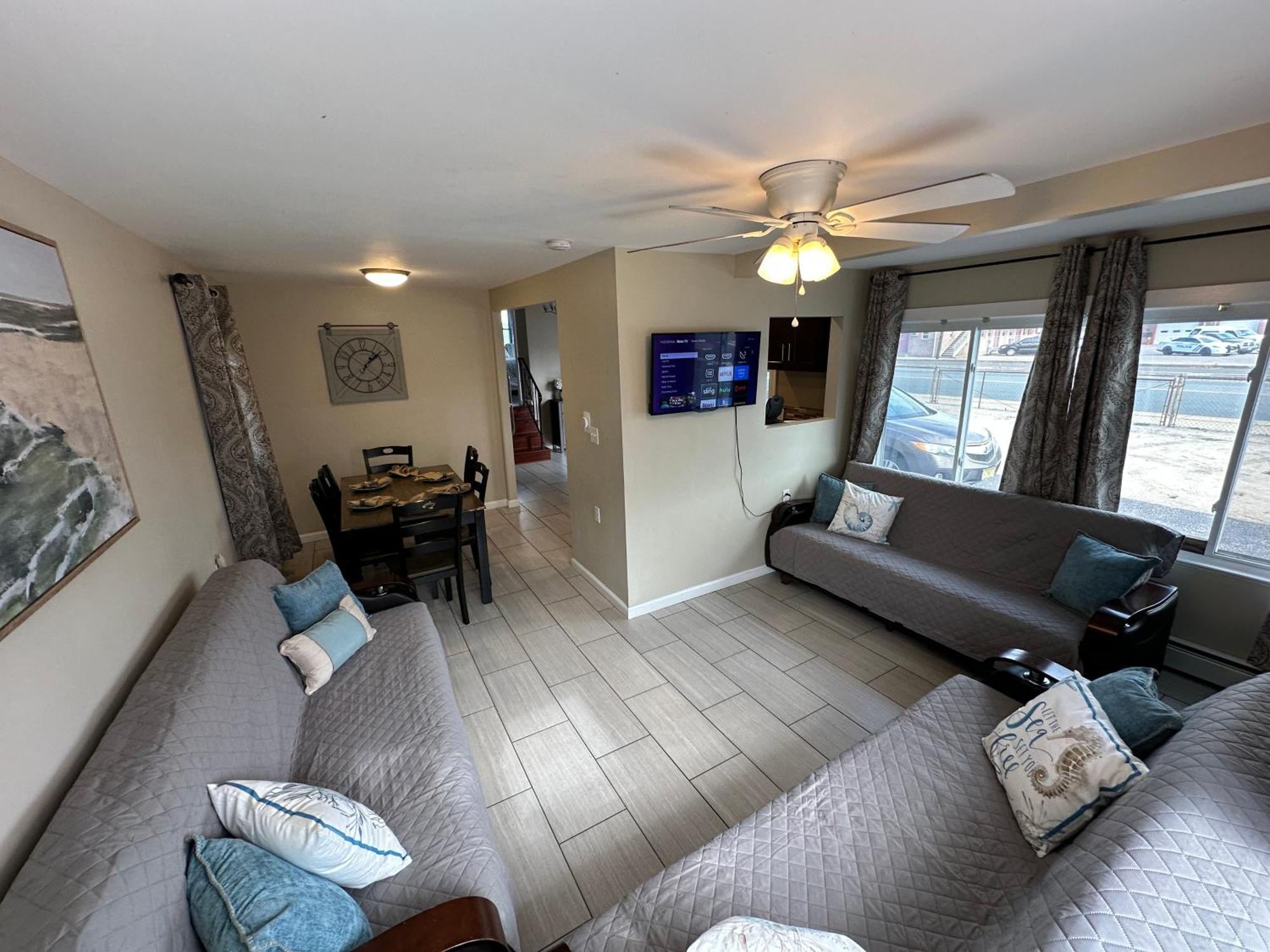 Newly Renovated 2 Bedroom House シーサイド・ハイツ エクステリア 写真